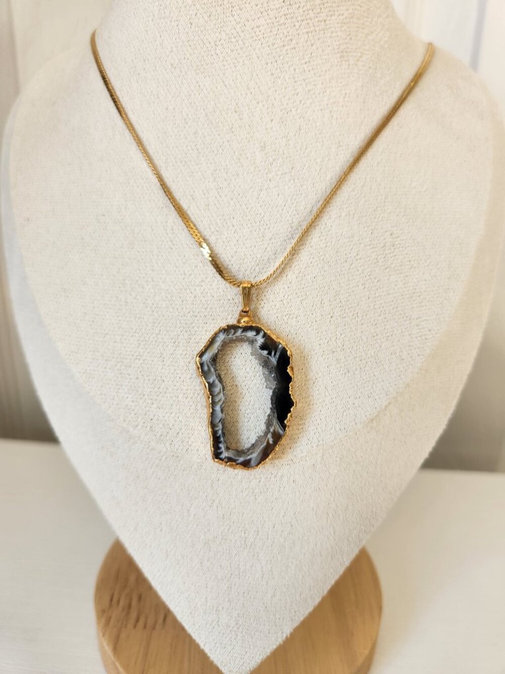 Monet Gold Tone Agate Geode Slice Pendant Necklace 17"